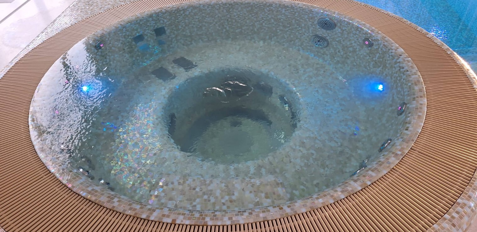 Переливной бассейн с джакузи Челябинская область